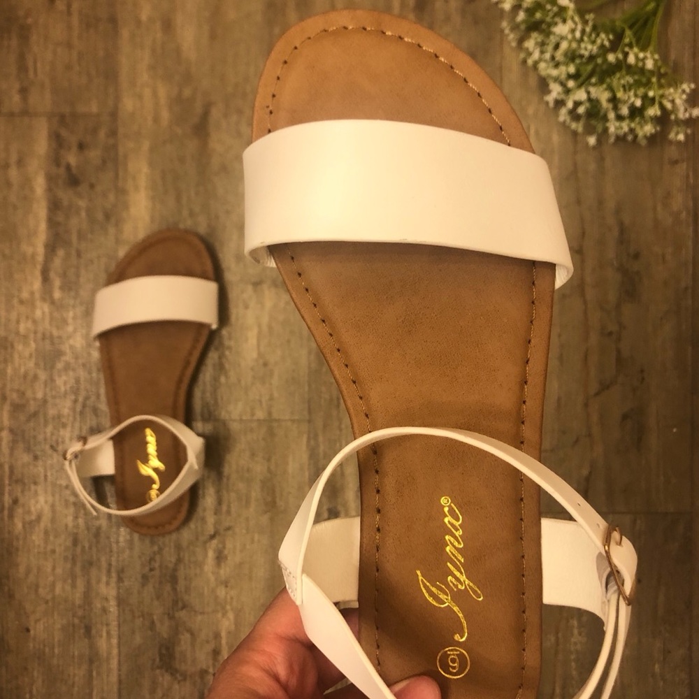 🌻🌸 NEW Classic White Sandals 🌸🌻
